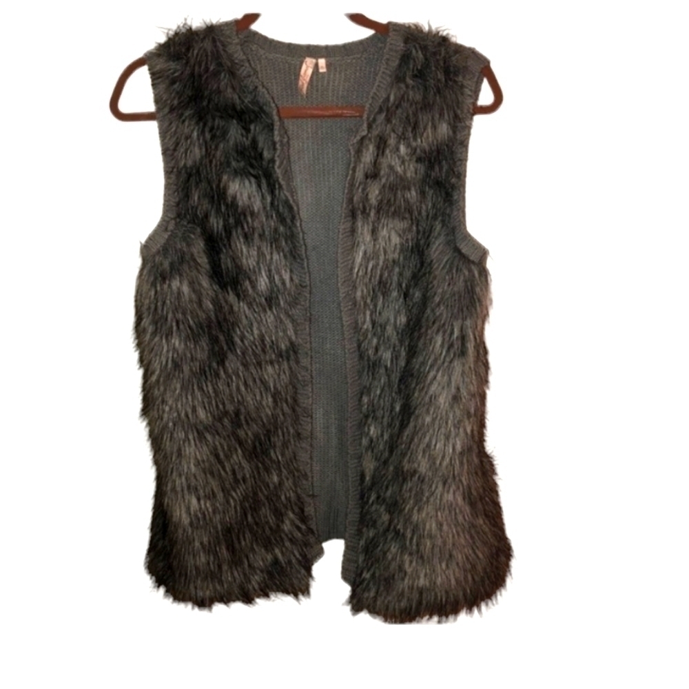 Red Camel faux fur dark gray vest size medium. Winter vest warm and cozy